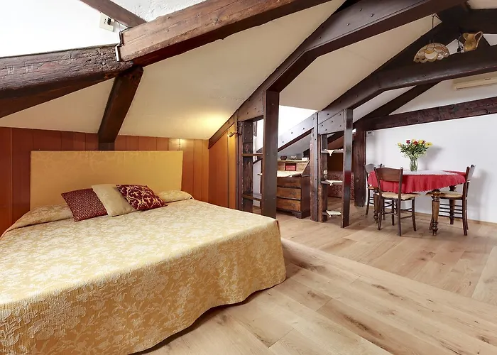 Ca' Badoer Attic 公寓